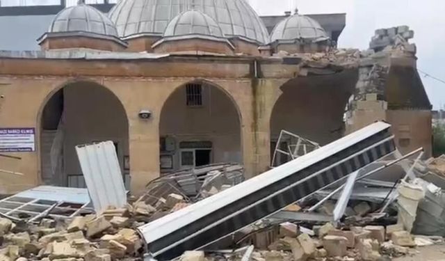 Fırtınada minarenin yıkılma anı kamerada
