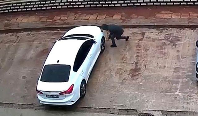 Gaziantep'te gündüz vakti park halindeki araçların lastiklerini tek tek patlattı! O anlar kamerada…