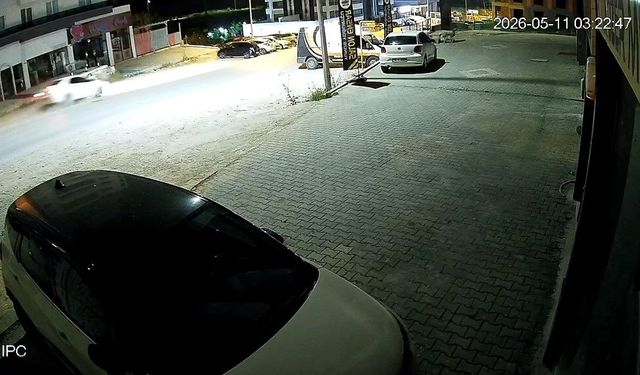 Uyuyakalan sürücü park halindeki araçlara daldı! İşte o anlar…