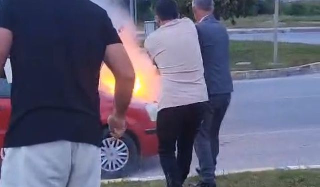 Seyir halindeki otomobil yandı! Vatandaşlar yangın tüpleriyle yardıma koştu