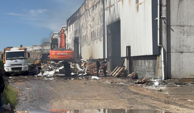 Gaziantep'te alevler geceyi aydınlatmıştı! Mobilya fabrikasındaki yangın söndürüldü! Milyonlarca liralık zarar oluştu