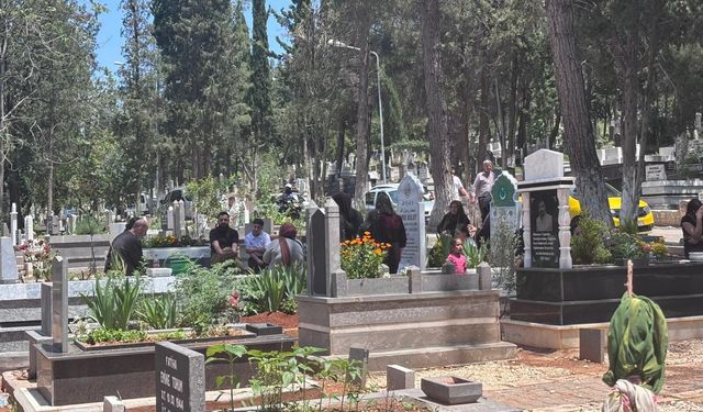 Gaziantep'te mezarlıklar ve şehitlikler Arefe günü doldu taştı