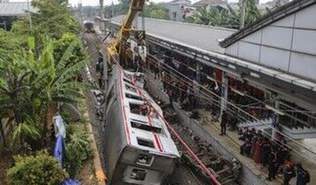 Katliam gibi kaza! Trenle okul otobüsü çarpıştı: Ölü ve yaralılar var