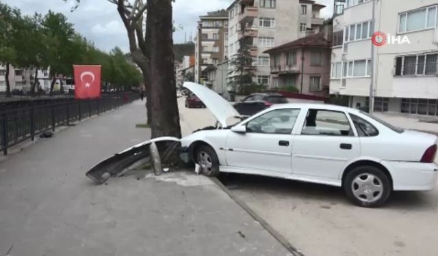 Şok kaza! Virajı alamayan sürücü ağaca çarptı!