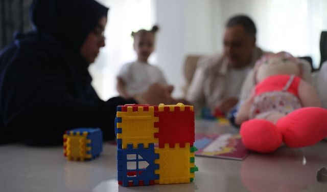 Evlat sevgisinde sınır tanımadılar! Dört çocuk sahibi çift, bir çocuğa koruyucu aile oldu