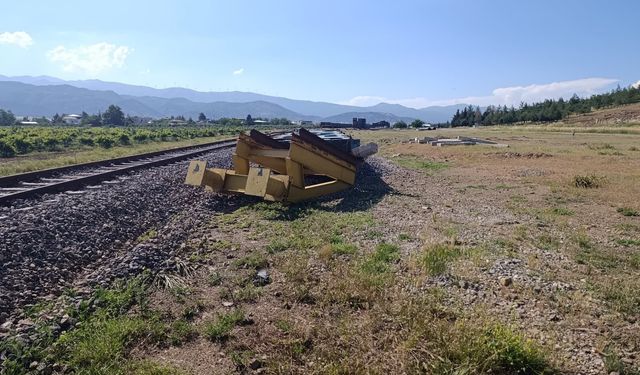 Gaziantep’te ayrılan trenin vagonları hortuvara çarparak devrildi (Video haber)
