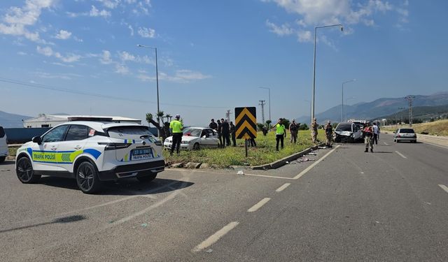 Gaziantep'te bir kaza daha! 2 otomobil kavşakta çarpıştı: 1 yaralı