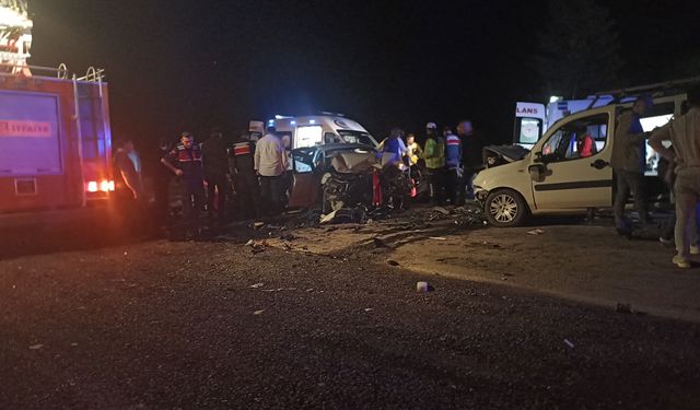 Feci kaza! Ortalık savaş alanına döndü! İki araç kafa kafaya çarpıştı: 4'ü ağır 8 yaralı