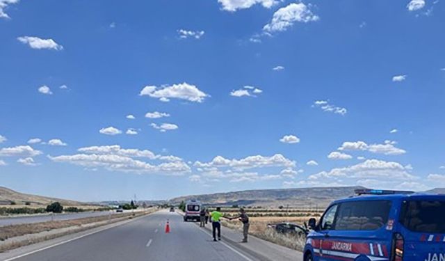 Gaziantep kara yolunda feci kaza! Otomobil şarampole devrildi, 2 yaralı
