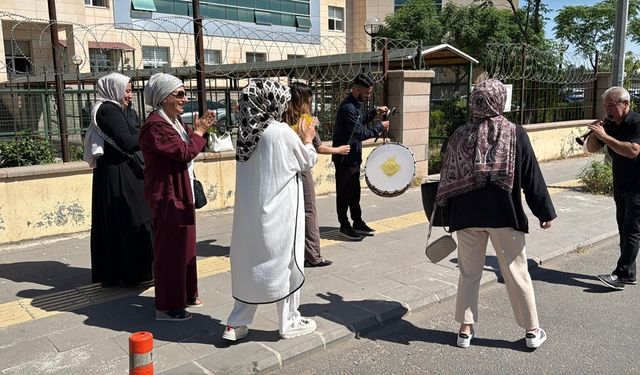 Diyarbakır'da ilginç boşanma: Kadının halay çekmesine erkek bağlama çalarak cevap verdi