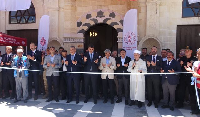 Depremde zarar görmüşlerdi! Törenle ibadete açıldılar…