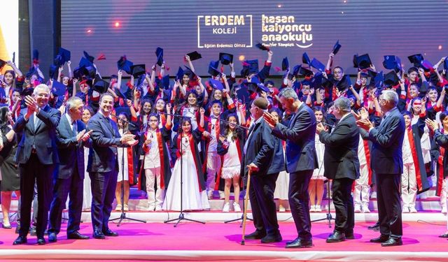 Erdem Koleji'nde mezuniyet heyecanı! Şampiyon öğrenciler ödüllerine kavuştu