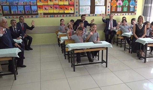 Gaziantep'te yaz tatili başladı! 680 bini aşkın öğrenci karne heyecanı yaşadı