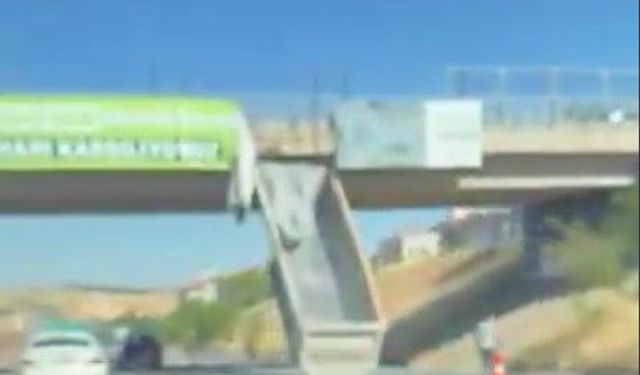 Gaziantep Çevre Yolu’nda şok olay! Kamyon dorsesi üst geçitte asılı kaldı! İşte o anlar…