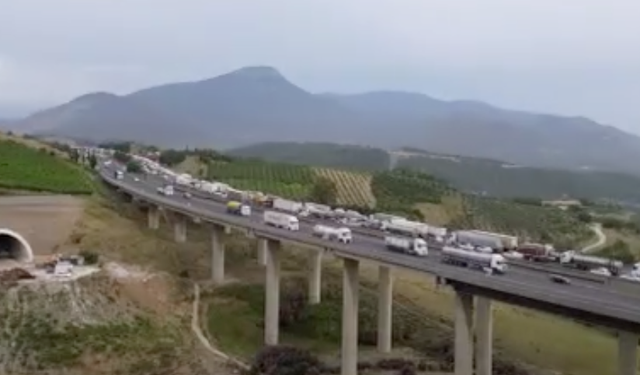 TAG otoyolunda zincirleme kaza: 6 tır kazaya karıştı!