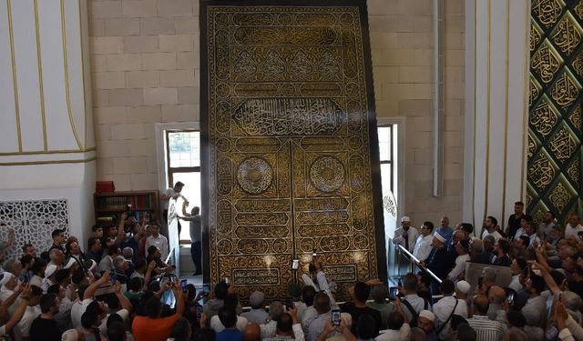 Kabe'nin kapı örtüsü Gaziantep'te