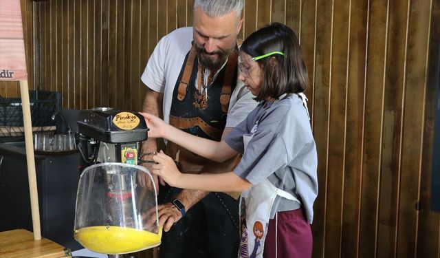 Gaziantep’te ahşap ustası köy köy dolaşarak oyuncak yapımını öğretiyor!
