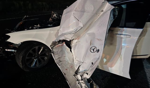 Traktöre çarpan Mercedes hurda yığınına döndü! Yaralılar var