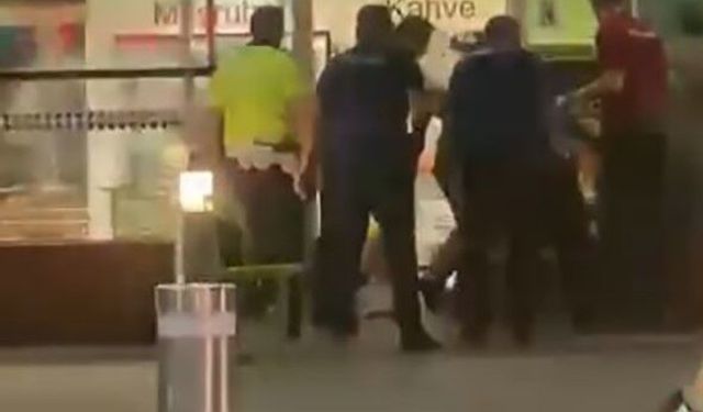 Havalimanında hareketli anlar: 4 polis bıçaklandı