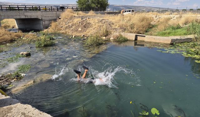 Gaziantep’te sıcaktan bunalanlar su kanallarına koştu