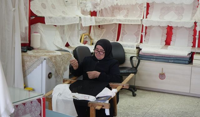 Gaziantep'te 50 yıldır işlediği sanat ile gelinlik kızların çeyizini süslüyor