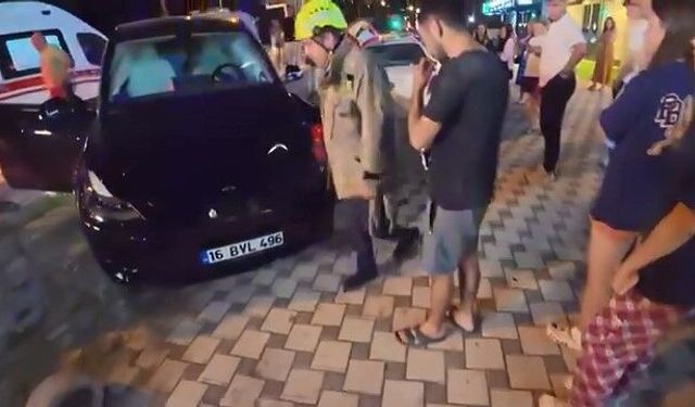 Kırmızı ışık dinlemediler! Bursa'da feci kaza...
