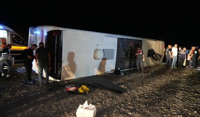 Yolcu otobüsü devrildi: Çok sayıda yaralı var