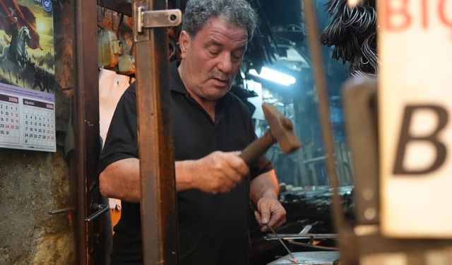 Meslek aşkı sıcağı unutturuyor! Gaziantep’te 70 yaşındaki usta 50 yıldır demir dövüyor