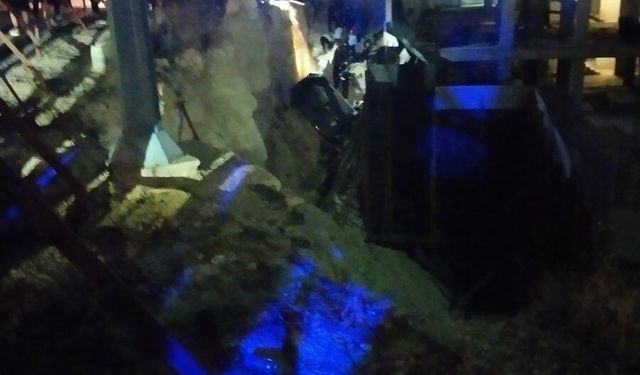 Gaziantep’te otomobil inşaat çukuruna düştü: Yaralılar var! (VİDEOHABER)