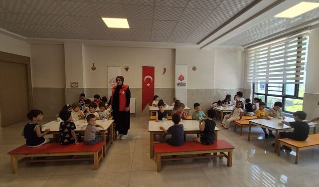 Gaziantep'te çocukların yüzü güldü! 750 çocuğa meyve ikram edildi