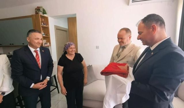 36 yıllık vefa! Gözü gibi koruduğu Türk bayrağını uzman ellere teslim etti