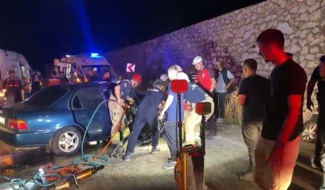 Feci kaza! Ortalık savaş alanına döndü! İki otomobil kafa kafaya çarpıştı: 5 yaralı, 2 ölü…
