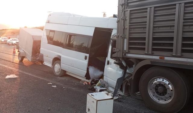 Tarım işçilerini taşıyan minibüs tıra çarptı: Çok sayıda yaralı!