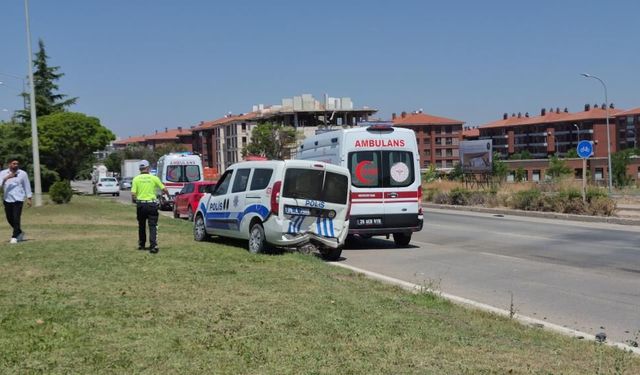 Kaza yerindeki polis aracına otomobil çarptı! Yaralılar var…