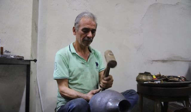 Gaziantep'te 57 yıllık bakır ustası mesleğini yaşatmaya çalışıyor!