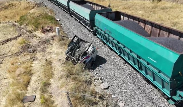 Yük treni kamyona çarptı: 1 yaralı