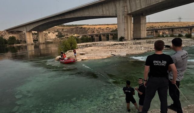 Fırat Nehri'nde mahsur kalan 10 kişi kurtarıldı (VİDEOHABER)