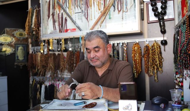 Gaziantep’te engelini tespih yaparak unutuyor