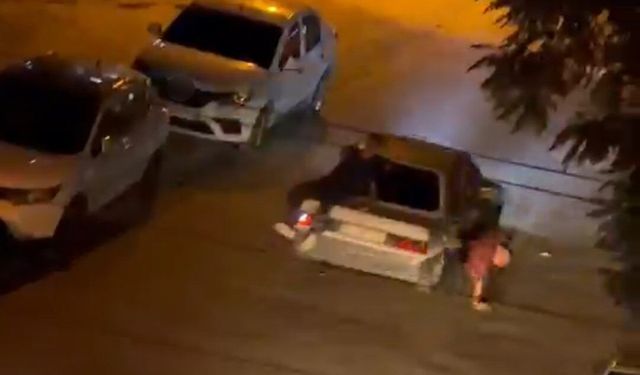 Otomobilden düşen genç altında ezilmekten son anda kurtuldu! O anlar kamerada…