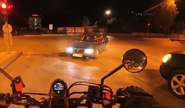 Trafikte akıl almaz görüntü! Araçlara aldırmadan tersten yoluna devam etti
