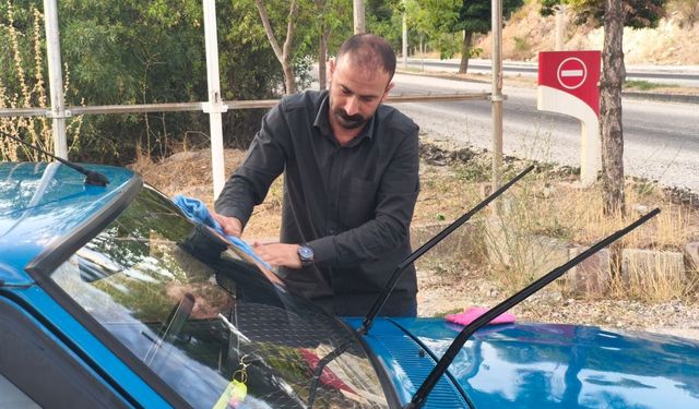 Çocukluk hayali gerçeğe dönüştü! 32 yıllık aracına gözü gibi bakıyor