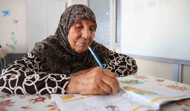 Gaziantep’te hayalini kurduğu okuma-yazmayı 78 yaşında öğrendi