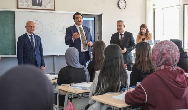 Gaziantep’te öğrencilere müjde! Üniversite yolculuğuna ilk bilet Başkan Yılmaz’dan…