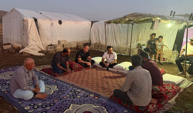 Nurdağı Kaymakamı Erciyas tarım işçilerini ziyaret etti! Çalışmaları yerinde inceledi…