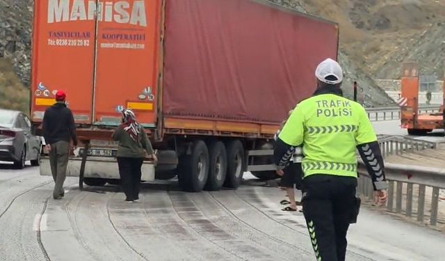 Erzincan'da kontrolden çıkan tır bariyerlere çarptı!