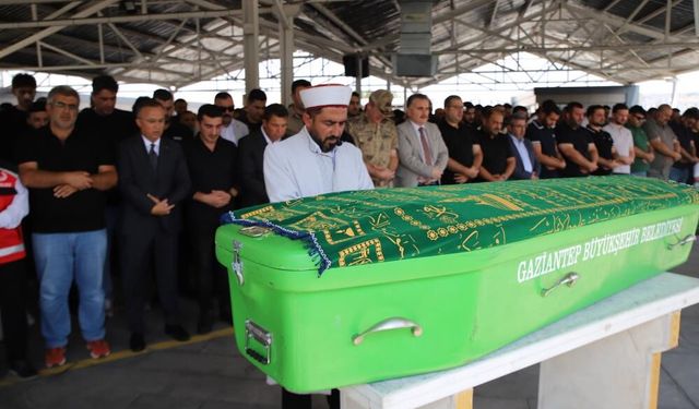 Batan gemide hayatını kaybetmişti! Balyemez Gaziantep’te son yolculuğuna uğurlandı