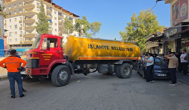 Gaziantep'te el freni çekilmeyen su tankeri 3 araca çarptı