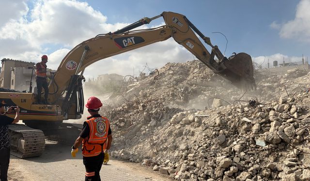Gazze'de 6 katlı binanın enkazındaki 150 cenaze için "tek" iş makinesiyle arama başlatıldı