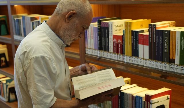 Gaziantep’te 76 yaşındaki adamın kitap aşkı
