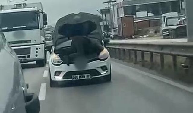 Bunu da gördük! Seyir halindeki aracı tamir etti!